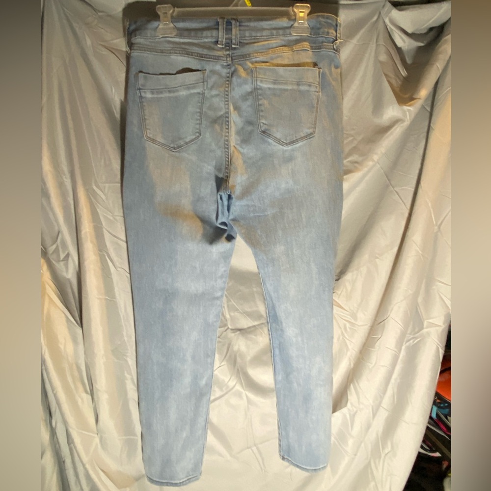 Hey guys back again with some more clothes!!! This time with a distressed jeans.